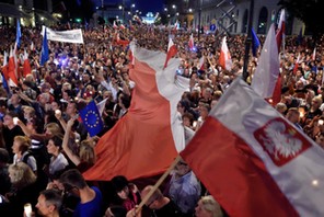 Demonstracja KOD pod Sejmem (Komitet Obrony Demokracji) przeciwko reformom PiS w wymiarze sprawiedli