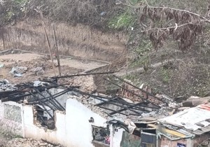 Slike izgorele kuće dan nakon požara u Zemunu