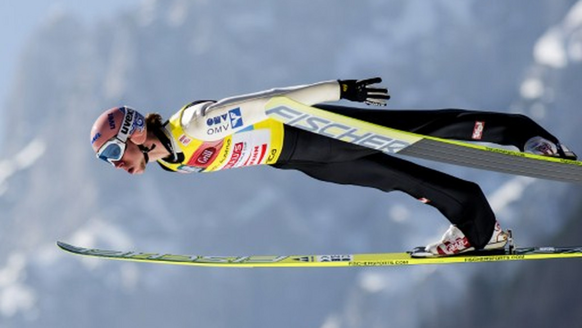 Austriak Martin Koch prowadzi po pierwszej serii ostatniego w tym sezonie konkursu skoków narciarskich w słoweńskiej Planicy. Kamil Stoch zajmuje co prawda 11. pozycję, ale jego strata do miejsca na podium nie jest duża.