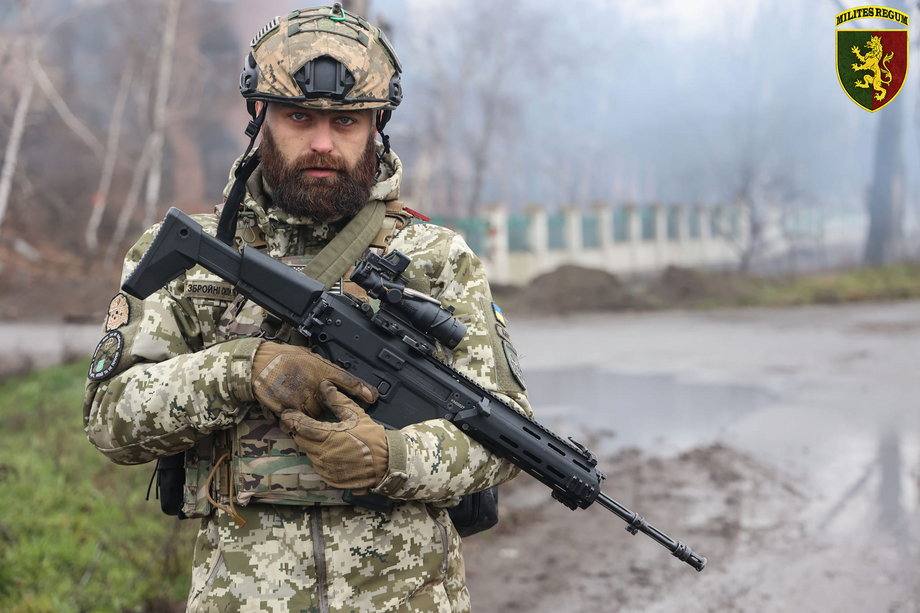 Ukraiński żołnierz z 24 Samodzielnej Brygady Zmechanizowanej z karabinkiem Grot.
