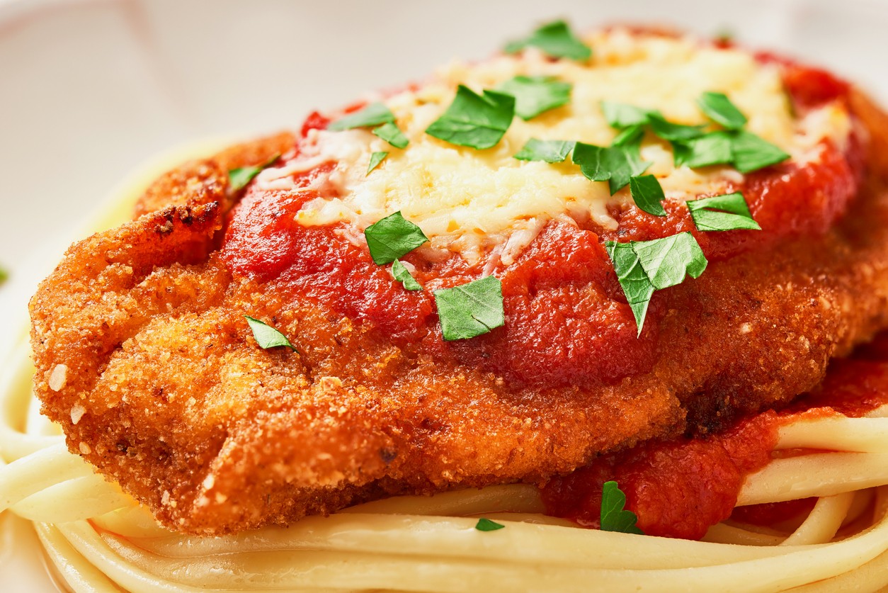 Tento jednoduchý recept premení obyčajné kuracie rezne na obed v talianskom štýle.