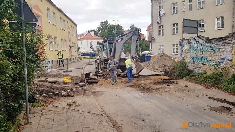 Zamknęli jedyny ‘’legalny’’ wyjazd z ulicy Kasprzaka w Niepodległości i zapomnieli zdjąć znaki zakazu wjazdu przy Obrońców Tobruku [ZDJĘCIA]