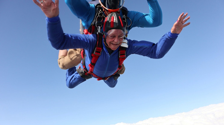 Egy rettenthetetlen nagymama a lehető legszokatlanabb módon ünnepelte 90. születésnapját – 12 000 láb magasságban kiugrott egy repülőgépből / Fotó: Northfoto