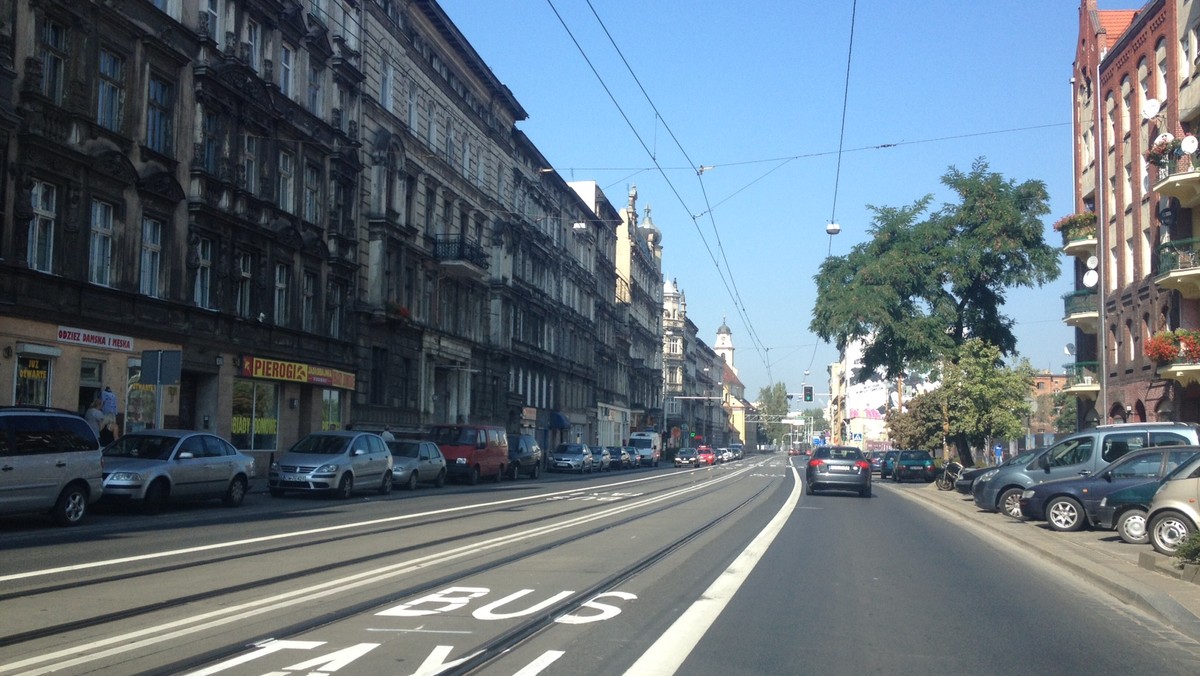 Wrocławscy urzędnicy bacznie obserwują to, co dzieje się na ulicy Traugutta. Po wydzieleniu torowiska i utracie jednego pasa przez kierowców stanęła cała ulica. Tak było wczoraj, pierwszego dnia po rewolucji. Dziś sytuacja na Traugutta wyglądała znacznie lepiej. W południe bez trudu przejechaliśmy w kierunku Krakowskiej, zatrzymując się jedynie na światłach.