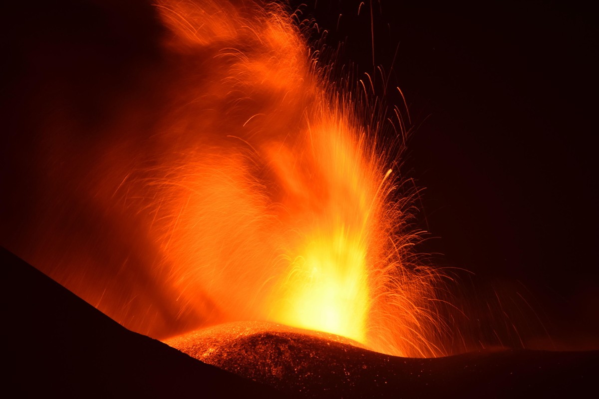 Erupcja wulkanu Etna powoduje zamknięcie przestrzeni powietrznej na sycylijskim lotnisku w Katanii