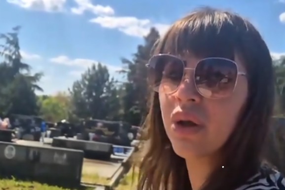 (VIDEO) MILJANA KULIĆ MOLI BABU NA GROBLJU ZA OPROŠTAJ: "Imala sam intimne odnose u rijalitiju", Marija skočila: "Nemoj ovde da je potresaš", morbidan video kruži mrežama