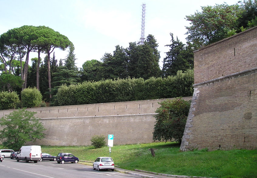 Na znacznym odcinku granicę Watykanu stanowi wysoki mur