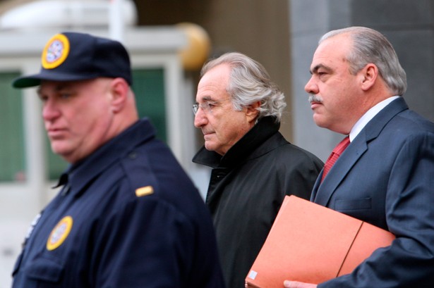 Bernard Madoff (w środku) nadal na wolności. fot. Bloomberg