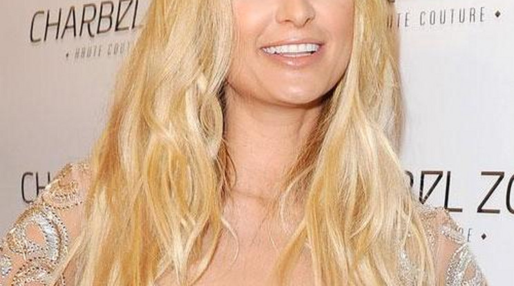 Szexi! Átlátszó estélyiben mutatta meg formás idomait Paris Hilton - fotó!