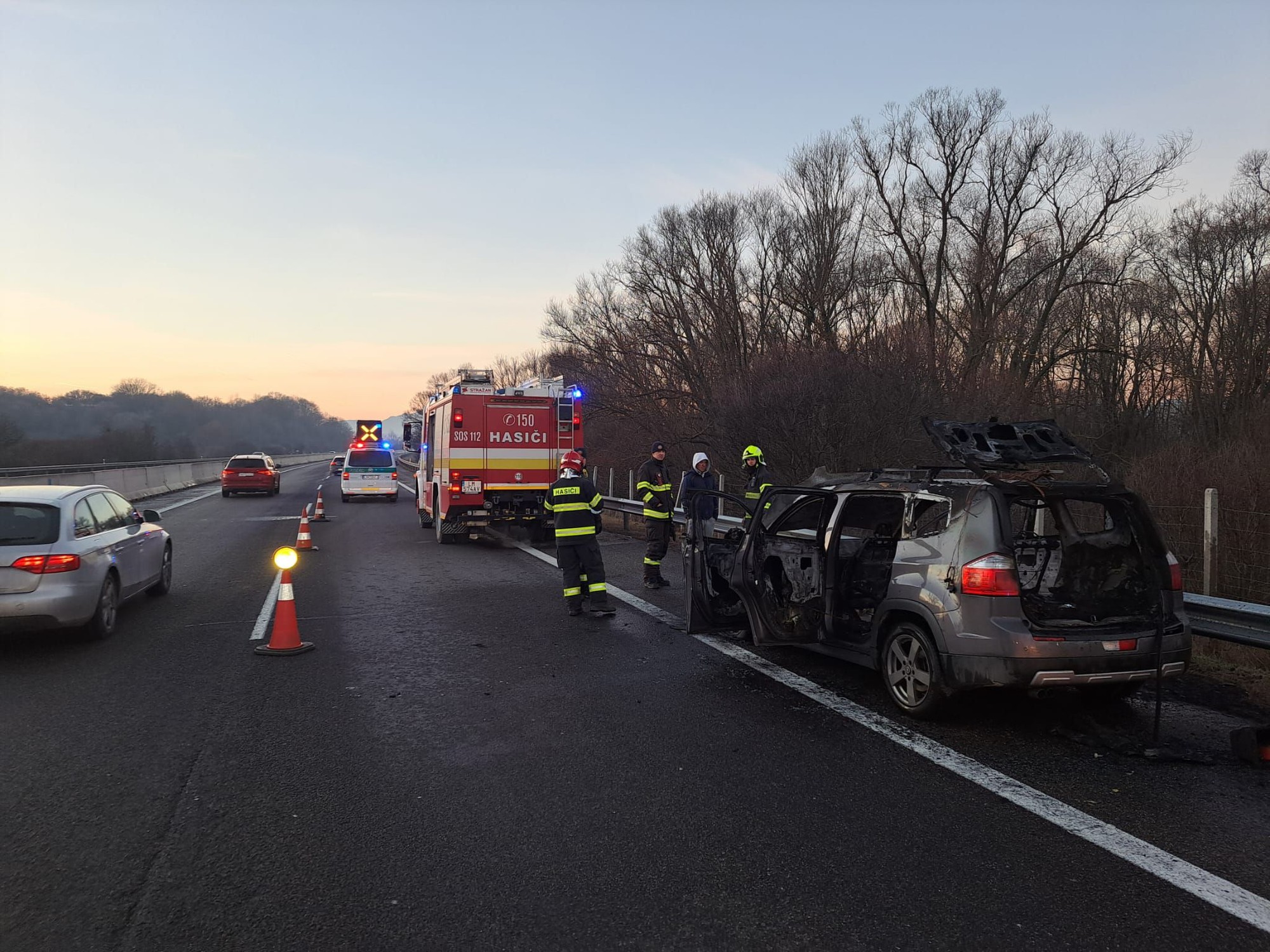Na D1 pred Liptovským Jánom je neprejazdný úsek pre horiace auto.