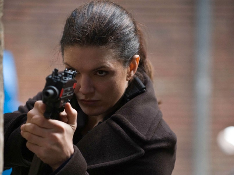 "Ścigana" Gina Carano sama przeciw wszystkim