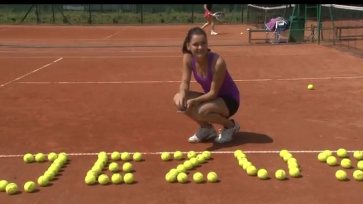 Agnieszka Radwańska zachęca do odważanego wyznawania wiary chrześcijańskiej i na specjalnym filmie układa z piłek tenisowych napis "Jezus".