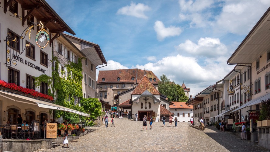 <strong>Gruyères</strong>
<br></br>
Alpejskie Gruyères znane jest głównie z produkcji sera gruyère, który zaliczany jest do serów dojrzewających, twardych oraz podpuszczkowych. Smak sera gruyère jest bardzo charakterystyczny, łagodny oraz lekko orzechowy. Nie ma dziur. Są trzy podstawowe odmiany tego sera, których smak różni się w zależności od czasu dojrzewania (3, 6 lub 9 miesięcy). Po prostu trzeba spróbować.
<br></br>
Atrakcją tego miejsca jest także zamek Gruyères. Wizyta w nim to spacer poprzez osiem wieków architektury, historii i kultury. Parter i wieża pochodzą z XIII wieku, natomiast główna część mieszkalna została przebudowana w XVI wieku w stylu renesansowym. Jej barokowe wnętrza z XVII i XVIII wieku przypominają epokę, kiedy w zamku zasiadali zarządcy Fryburga. Od 1850 roku w zamku malowali pejzaże i sceny historyczne znani artyści tacy jak Camille Corot, Barthélemy Menn oraz wielu innych. Zamek posiada kolekcję sztuki, organizuje czasowe wystawy, warsztaty oraz inne atrakcje nawiązujące do współczesności. 
<br></br>