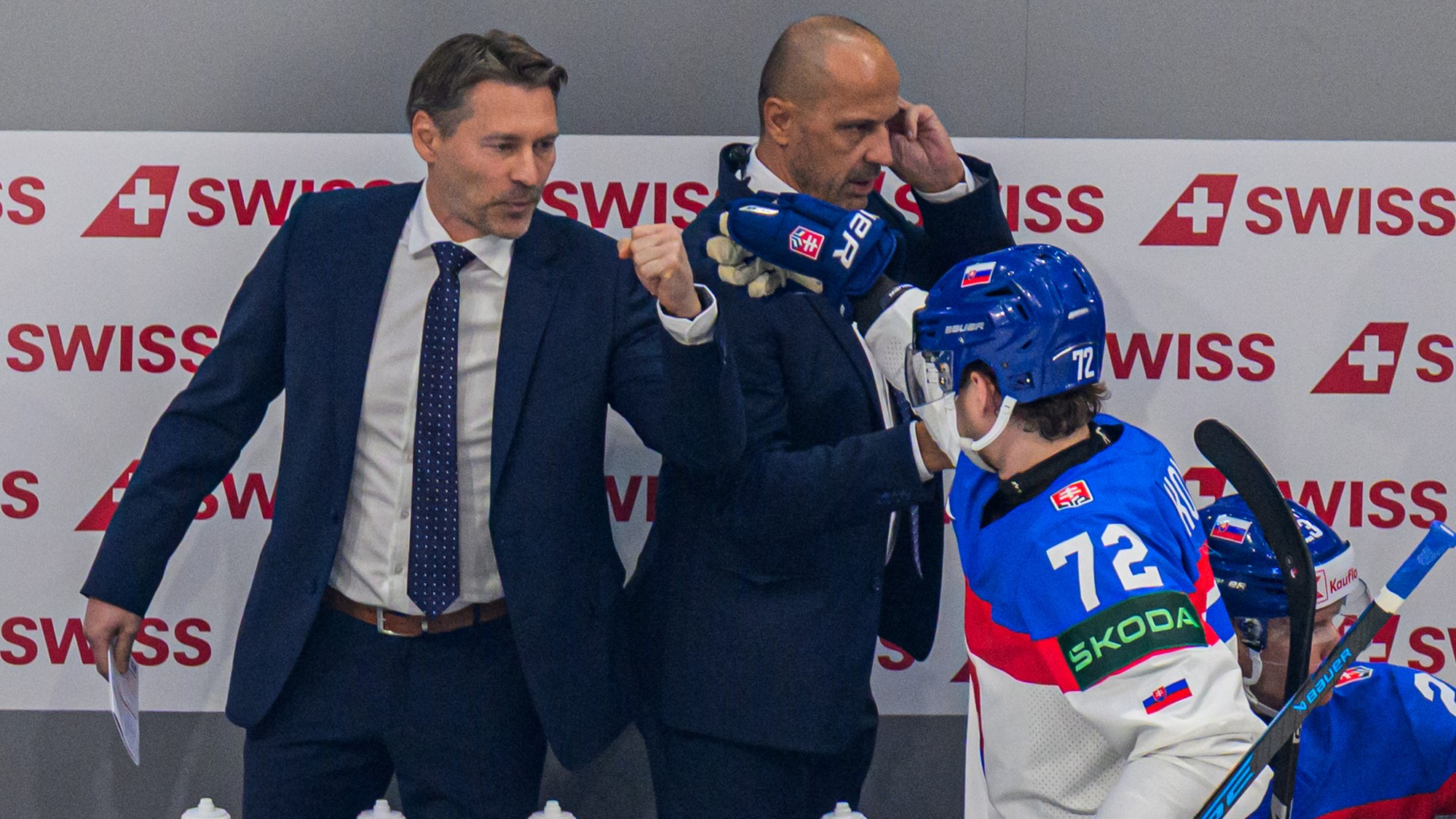 Zľava tréner slovenskej hokejovej reprezentácie Vladimír Országh, jeho asistent Ján Pardavý a Andrej Kollár sa tešia z úvodného gólu. 