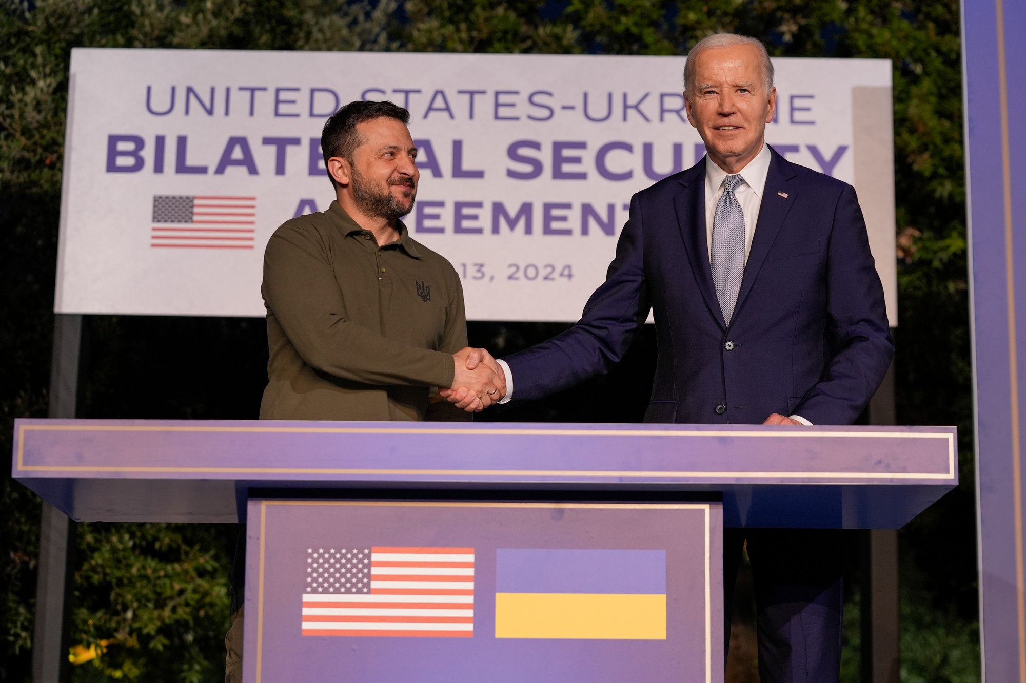 Americký prezident Joe Biden (vpravo) a ukrajinský prezident Volodymyr Zelenskyj.