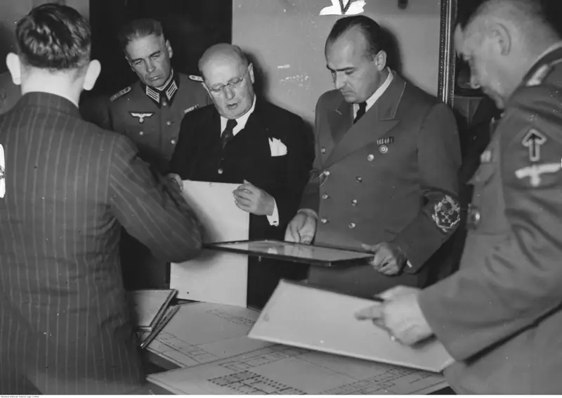 Richard Rattinger na naradzie z Hansem Frankiem w sprawie przebudowy Belwederu w Warszawie (widoczny także Otto Hofer, 1. z lewej), kwiecień 1940. Narodowe Archiwum Cyfrowe, sygn. 2-3042