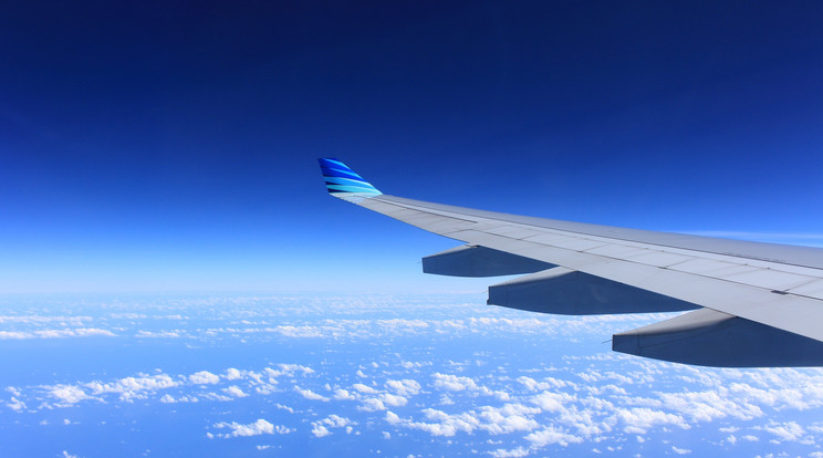 A vészkijárat kinyitása után egyenesen a gép egyik szárnyára sétált az Aeromexico egyik utasa / Fotó: Pexels, Illusztráció /