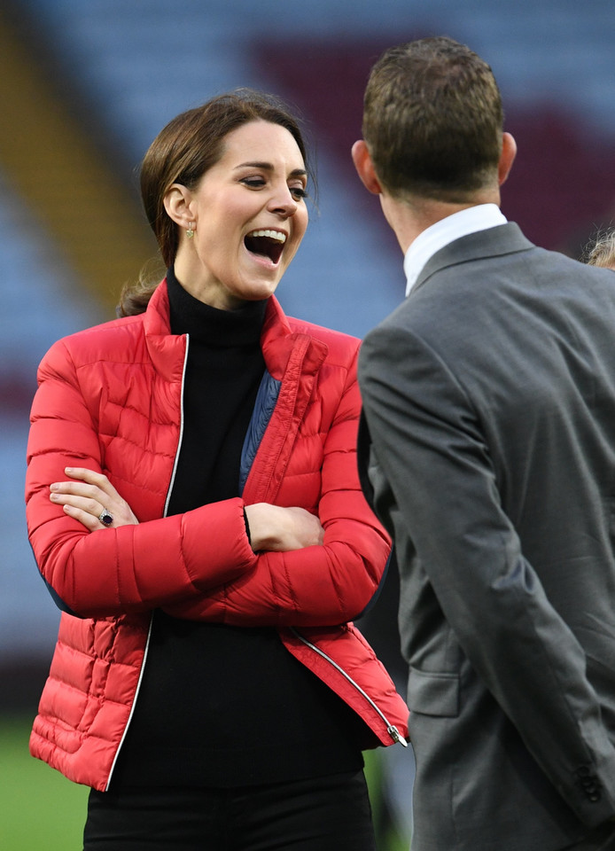 Księżna Kate Middleton w ciąży i książę Wiliam na stadionie piłkarskim drużyny Aston Villa