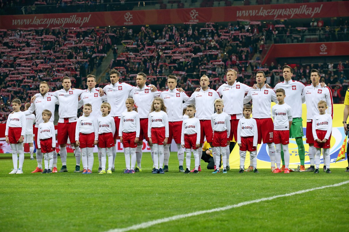 Supernowoczesne, lekkie i zrobione z... 16 butelek. W takich strojach Polacy zagrają na Euro 2016. WIDEO