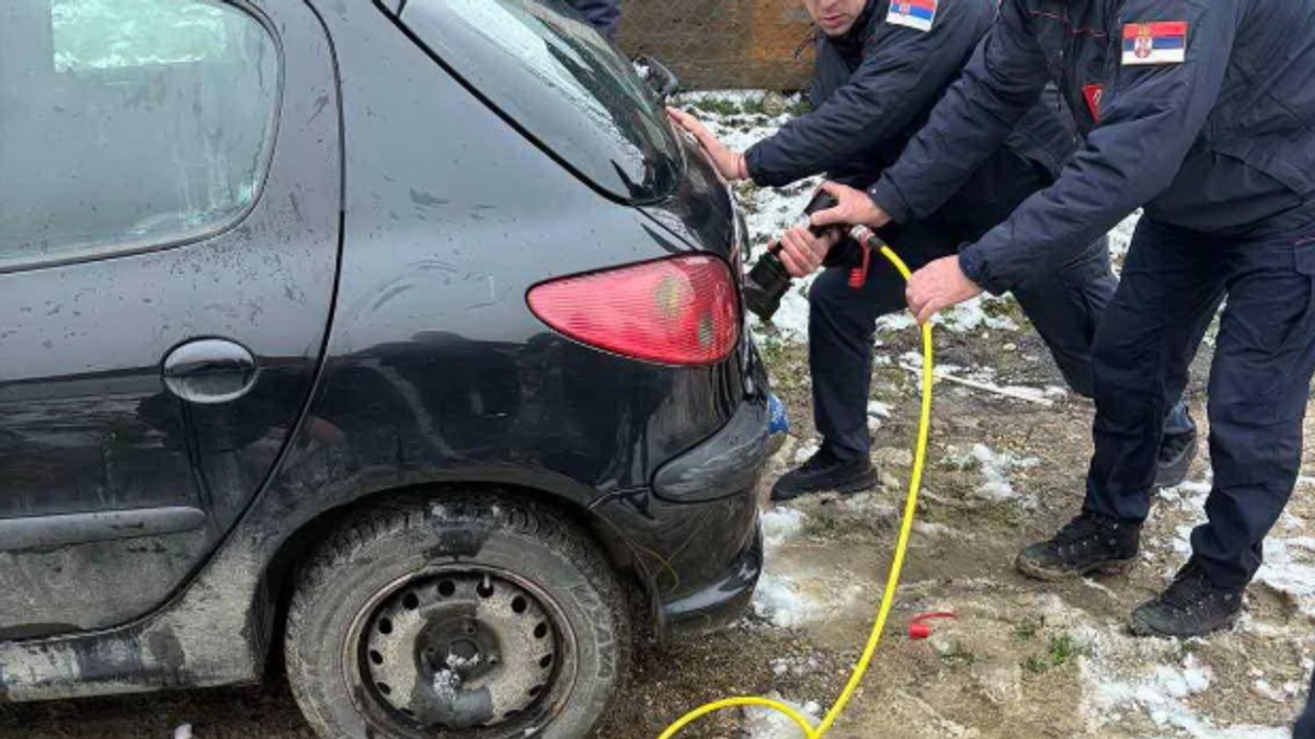 Akcija spasavanja zaključanog deteta u kolima