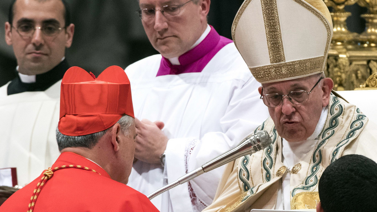 Kolacją wydaną dla 280. ubogich uczczono wczoraj w Watykanie nominację kardynalską dla papieskiego jałmużnika Konrada Krajewskiego. Na przyjęcie przybył nieoczekiwanie papież Franciszek, a do stołu podawali też polscy krewni i przyjaciele kardynała.