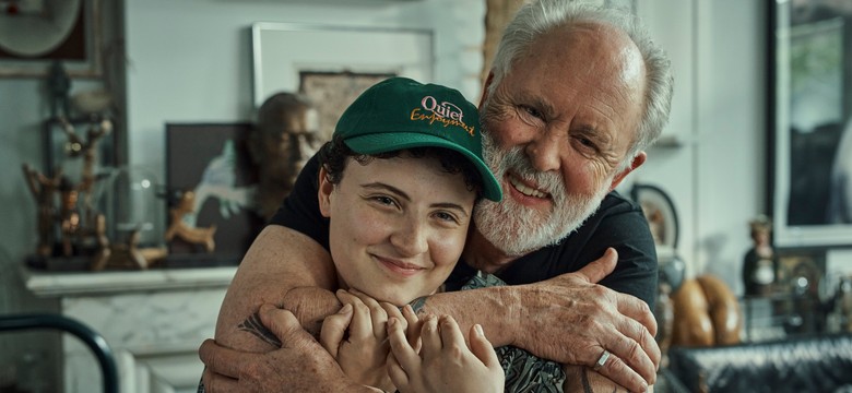 Gejowski dziadek i niebinarne wnuczę. Ważny film trafi do polskich kin