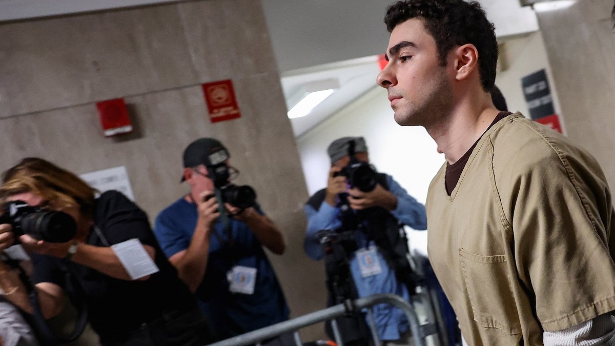 Luigi Mangione v sprievode policajtov pri odchode zo súdnej siene Najvyššieho súdu na Manhattane 16. septembra 2025.