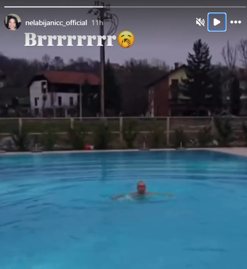 Nela snimala zgodnog naslednika kako se kupa u bazenu na 3 stepena