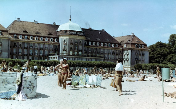 Plaża przed hotelem w 1978 r. Źródło: muzeumpomorza.pl 