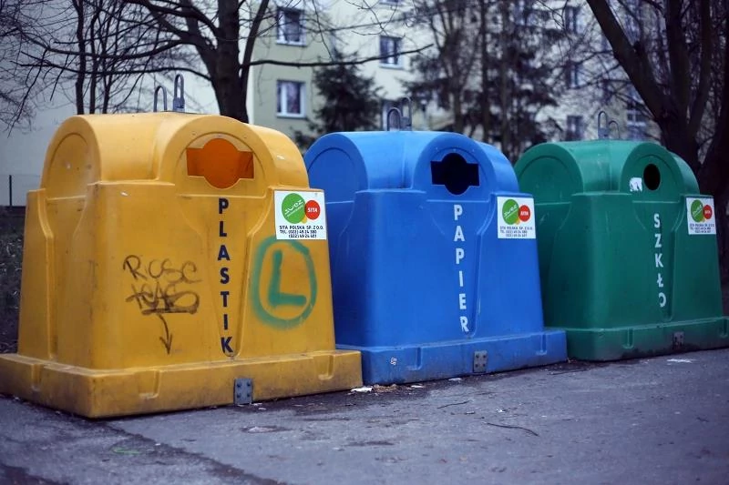 śmieci kontenery segregacja odpadów