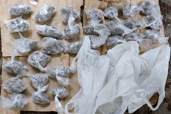 UHAPŠENI DILERI IZ BEOGRADA Policija zaplenila marihuanu i amfetamin (FOTO)