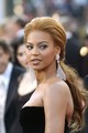 2005 - Beyoncé már két évtizede tökéletes összhangban dolgozik Lorraine Schwartz ékszertervezővel. Kapcsolatuk kezdetén az énekesnő egy pár, a tervező védjegyévé vált zsebkendőhálós gyémánt fülbevalóval debütált.