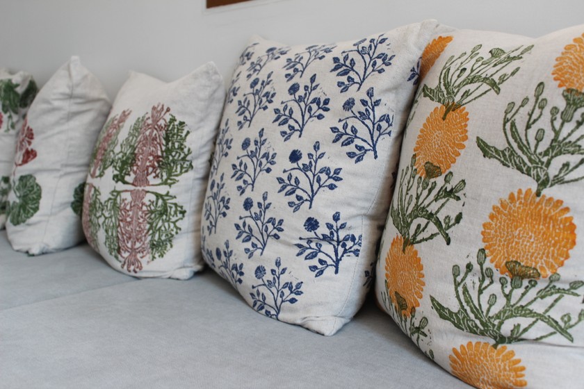 Die Kissen im Eingangsbereich wurden von Hand bedruckt. 