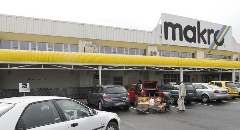 Shoppers load their goods into a car outside a Makro branch of South African retailer Massmart in Cape Town May 31, 2011. REUTERS/Mike Hutchings