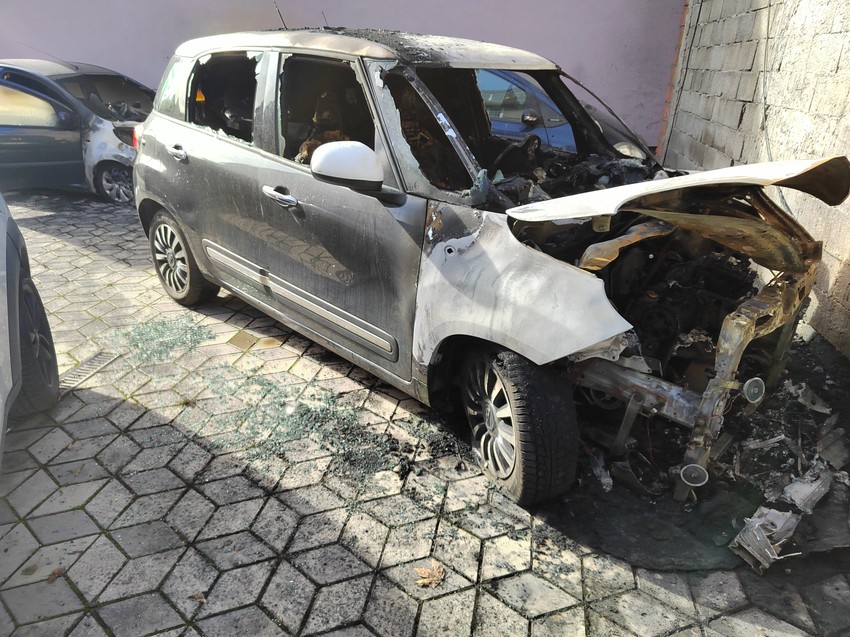 Sigurnosne kamere snimile su muškarca koji je zapalio automobile u dvorištu Vladimira Panića u Valjevu