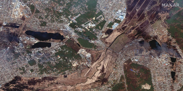 Satelitarne zdjęcie zniszczeń w pobliżu miasta Irpień