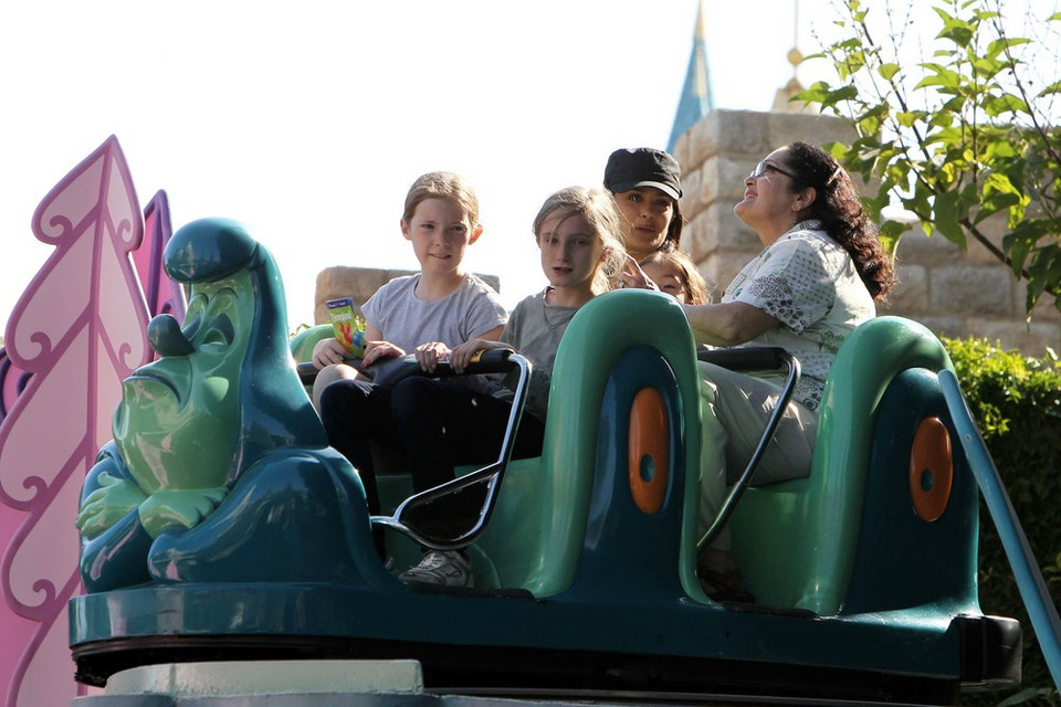 Salma Hayek z córką Valentiną (2 l.) i przyjaciółmi w Disneylandzie w Kalifornii