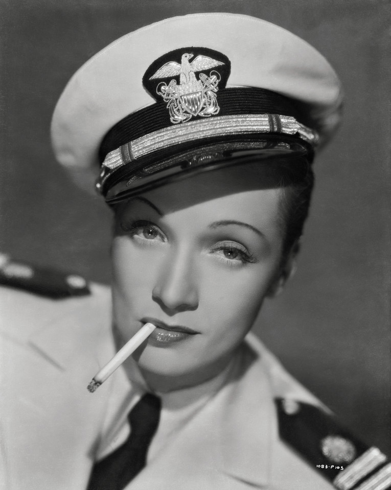 Marlena Dietrich w mundurze marynarki wojennej Stanów Zjednoczonych (zdj. niedatowane)