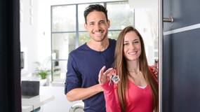 Darowizna od najbliższych bez podatku, choćby jeżeli pieniądze trafiły prosto do sprzedawcy