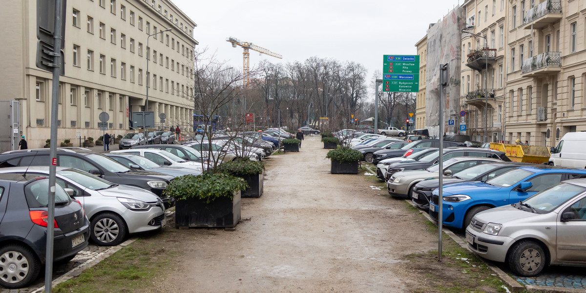 Miasto chce zlikwidować miejsca parkingowe przed sądem przy al. Marcinkowskiego.