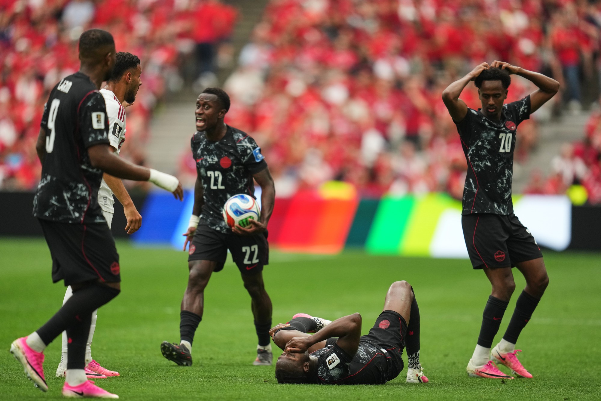 Kanaďan Ismael Kone utrpel v zápase s Katarom zlomeninu nohy. 