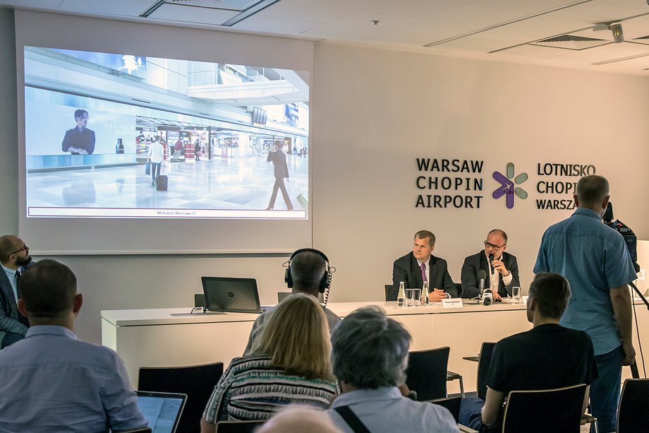 Mariusz Szpikowski, prezes PP "Porty Lotnicze", (z lewej) i Piotr Kazimierski, prezes PHZ Baltona