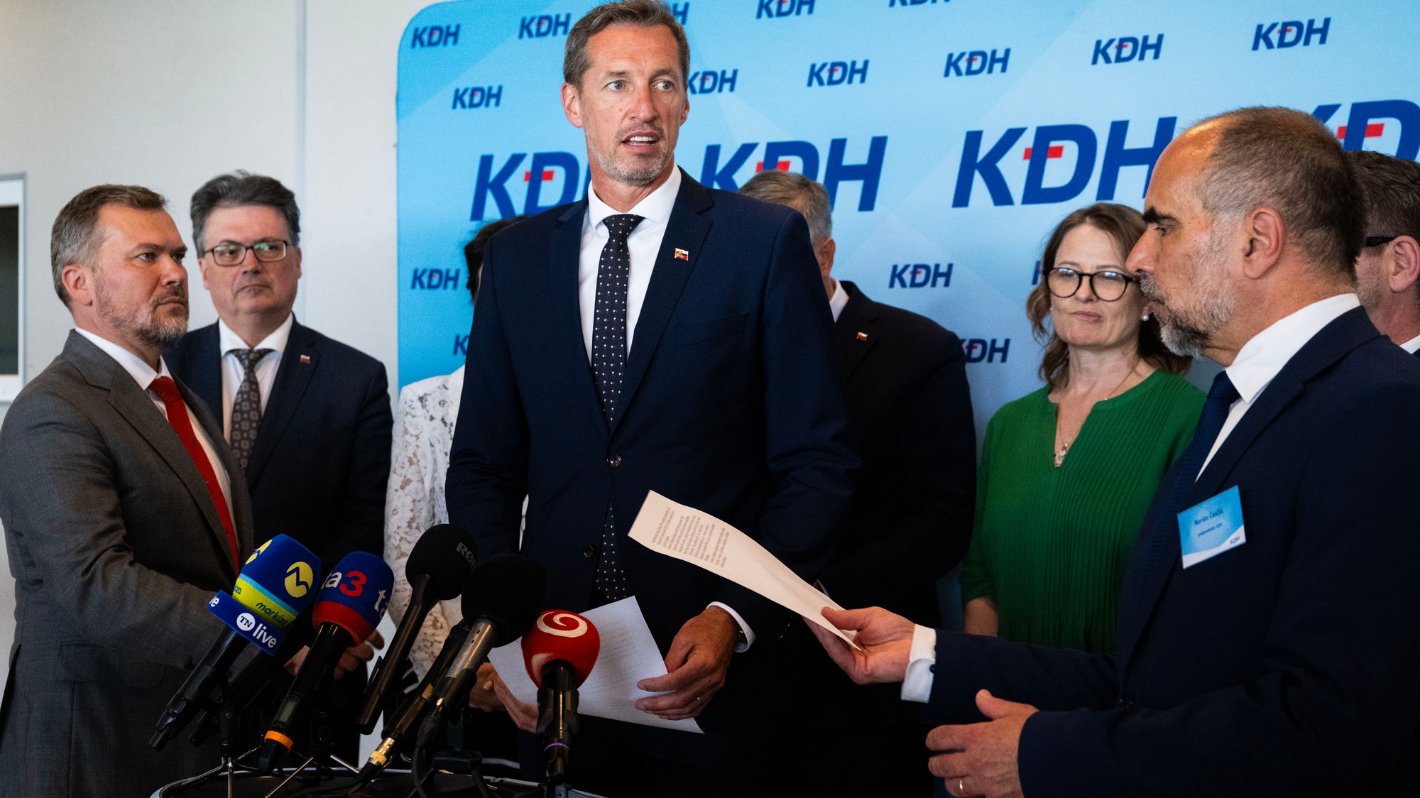 Členovia Kresťanskodemokratického hnutia (KDH) zľava Viliam Karas, Ján Horecký, predseda KDH Milan Majerský a Marián Čaučík.