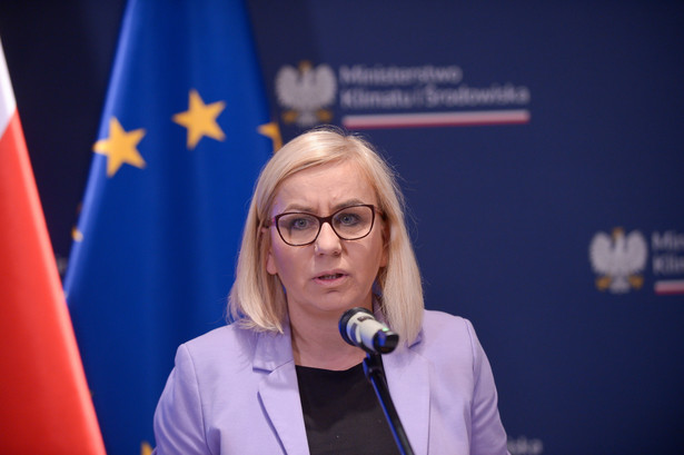 Minister klimatu i środowiska Paulina Hennig-Kloska podczas konferencji prasowej w siedzibie resortu w Warszawie