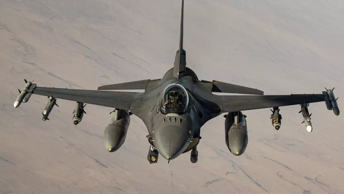 Myśliwiec F-16 w czasie patrolu