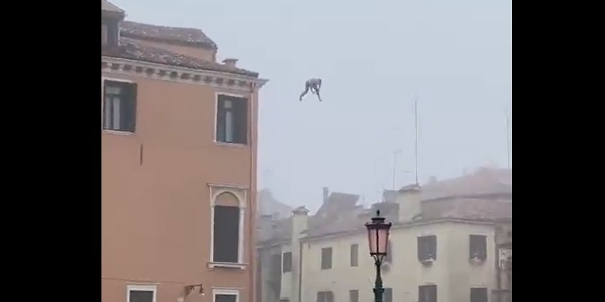 Wenecja. Skoczył trzypiętrowego budynku do kanału. Włosi oburzeni.