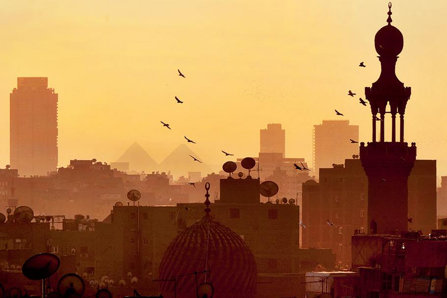 KAIR Położona nad Nilem stolica Egiptu to największe miasto Bliskiego Wschodu. Podobno codziennie przybywa tu tysiąc  nowych mieszkańców.