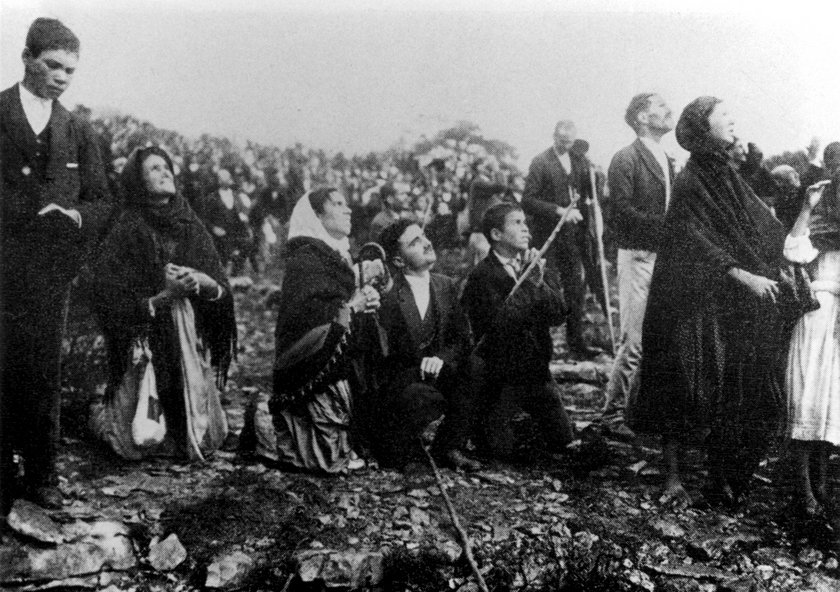 Na zdjęciu: ludzie modlący się po objawieniu Matki Boskiej Fatimskiej, 1917 rok