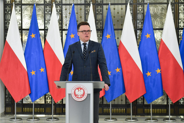 Marszałek Sejmu Szymon Hołownia podczas konferencji prasowej