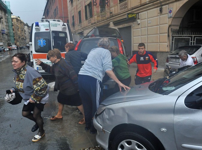 Ludzie uciekają przed wielką wodą